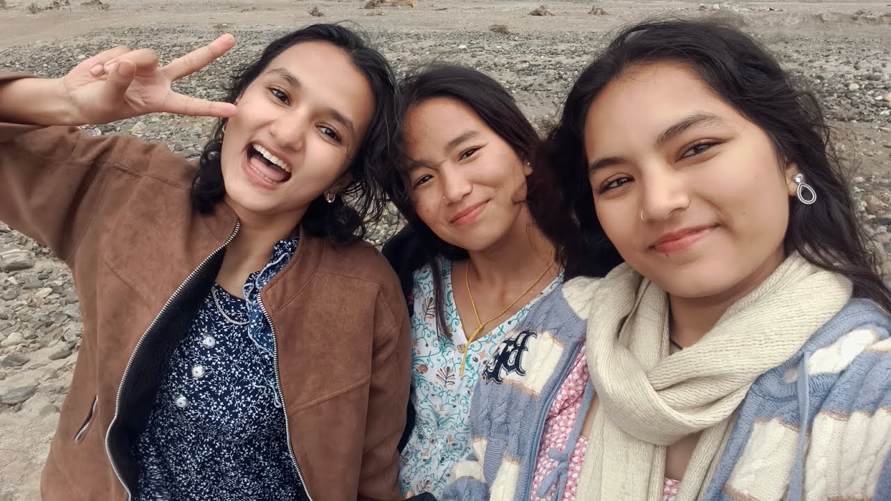 Dry picnic got flop due to rain 😔 still enjoyed alot with these two silly girls💥