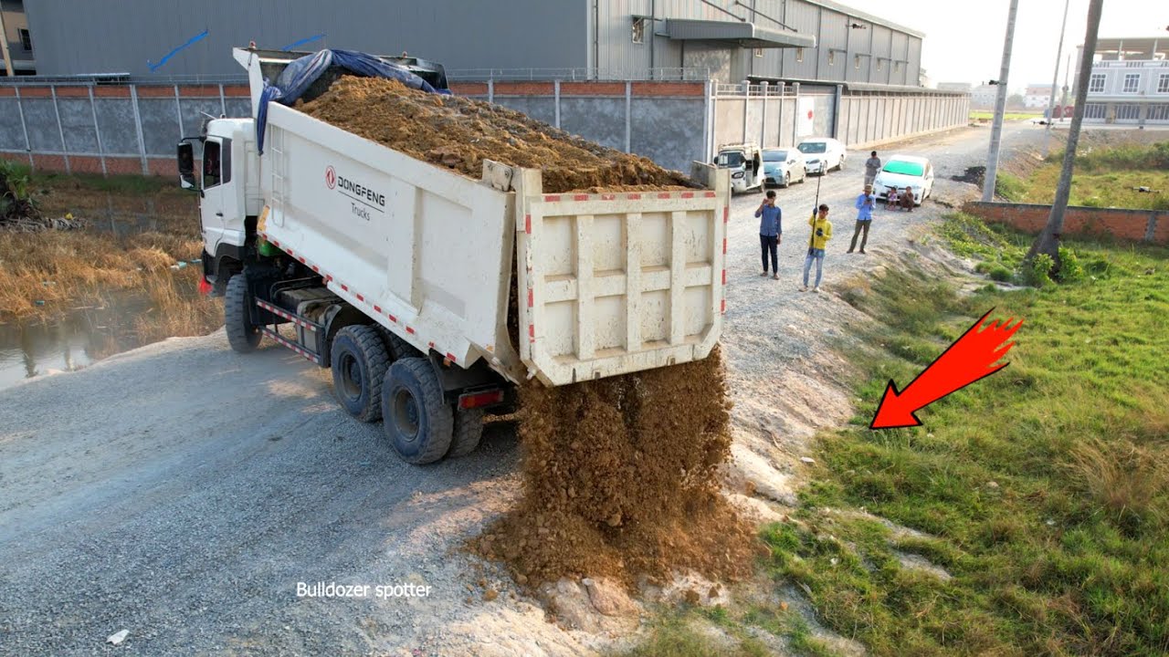 Great !! Start new projects by Using dump truck wheel 10 unloading soil & SHANTUI Bulldozer pushing.