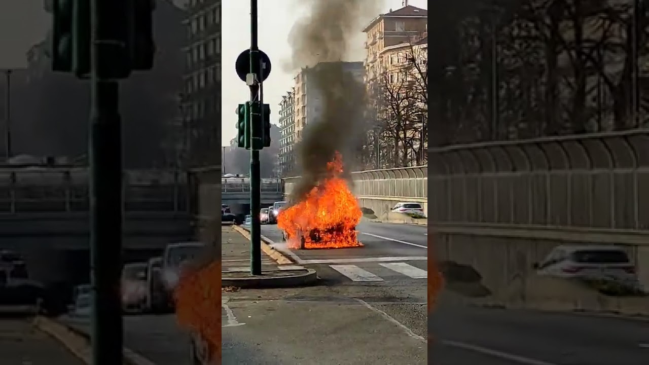Auto della polizia in fiamme a Torino