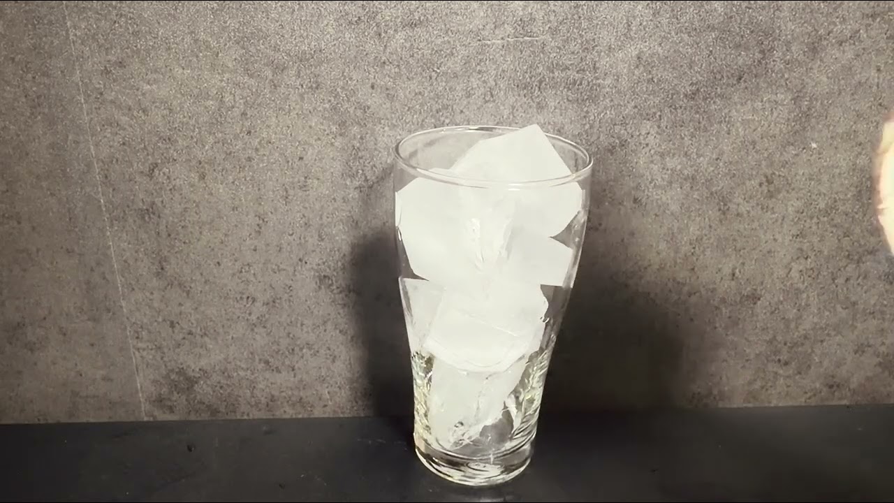 ただ「氷彩サワー」を作って飲んでるだけの動画