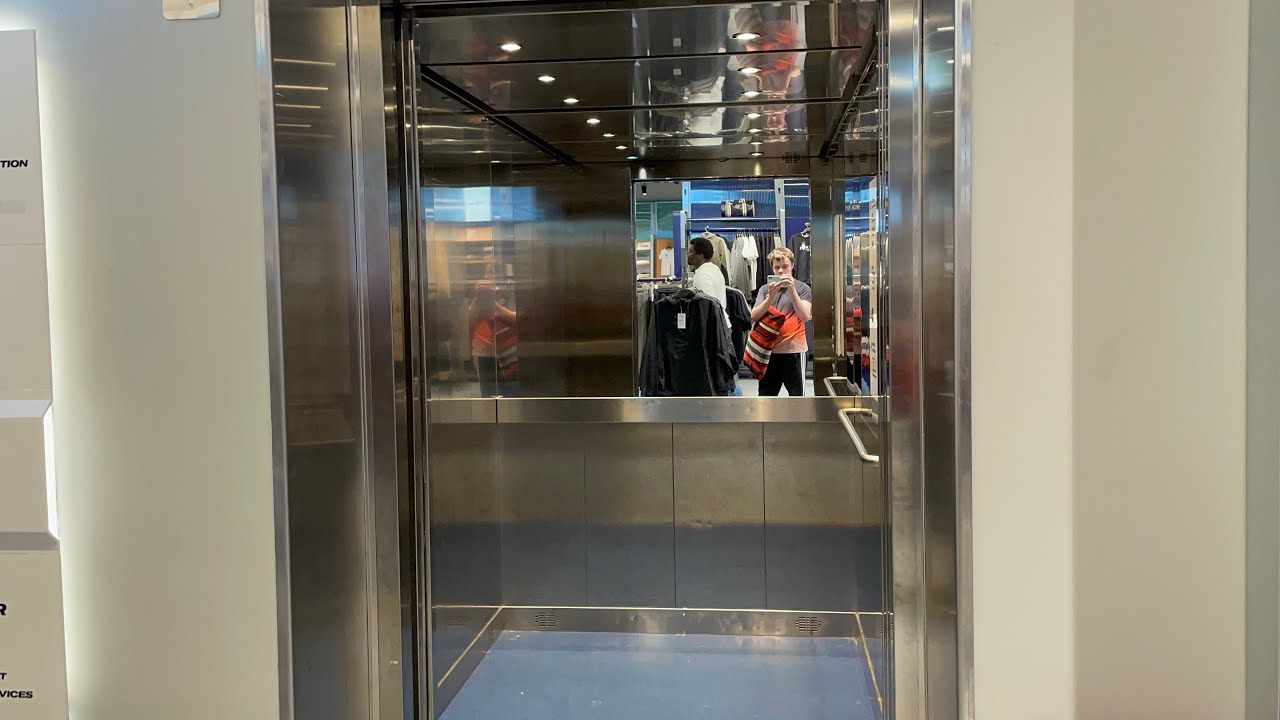 Высокотехнологичные лифты в Sports Direct на Нью-стрит в Бирмингеме.