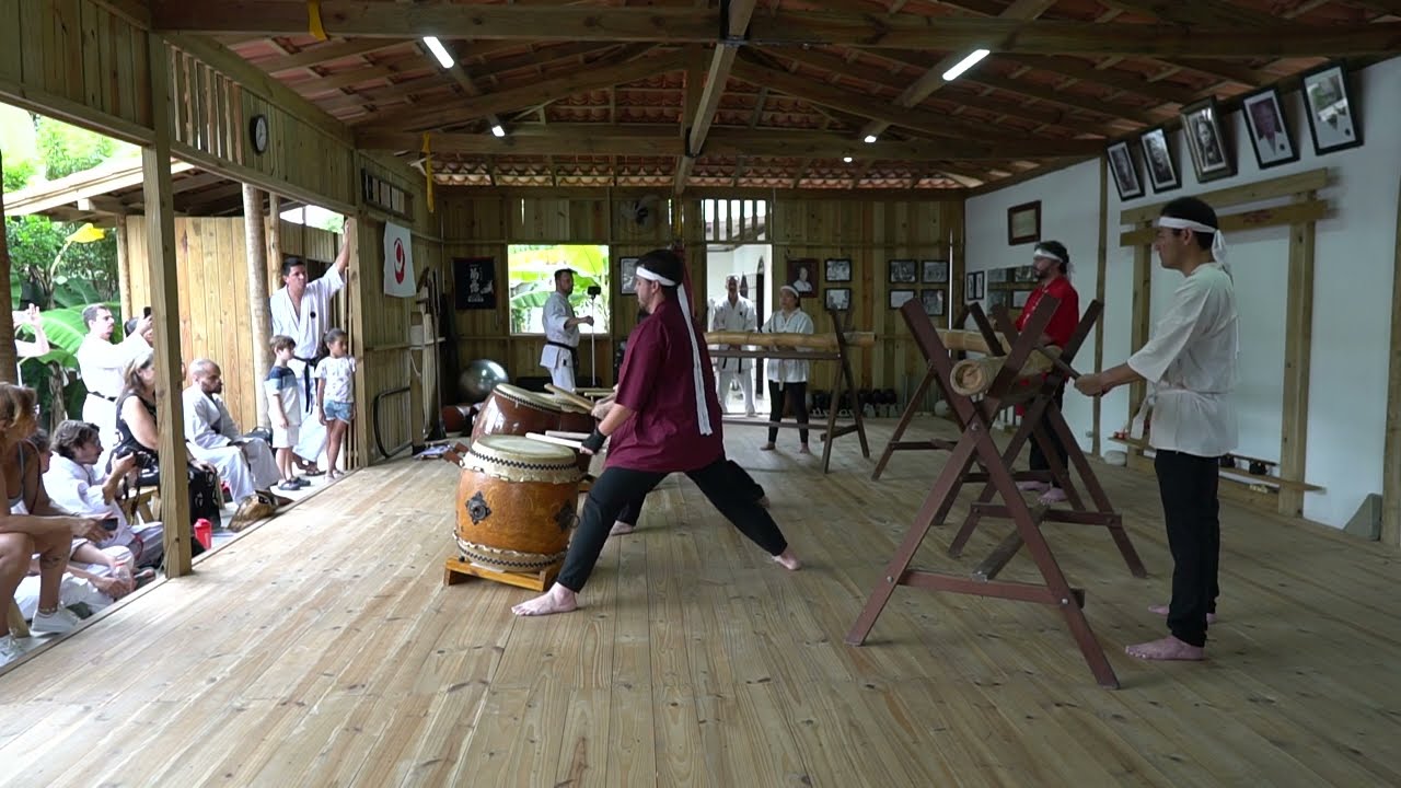 Apresentação do Shindo Daiko no Kominka Dojo de  Karate Goju-Ryu de Okinawa.