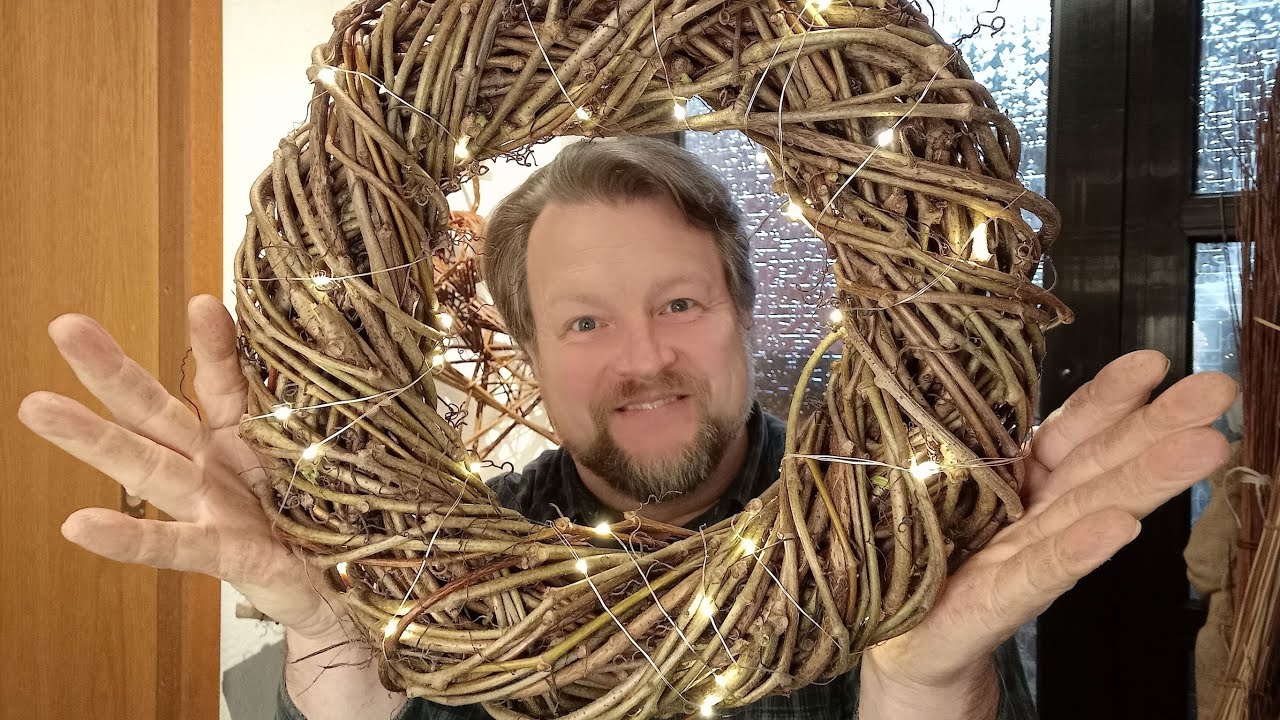Weihnachtlichen Kranz aus Wein wickeln - Weinkranz mit Lichterkette - Dauerdeko - DIY