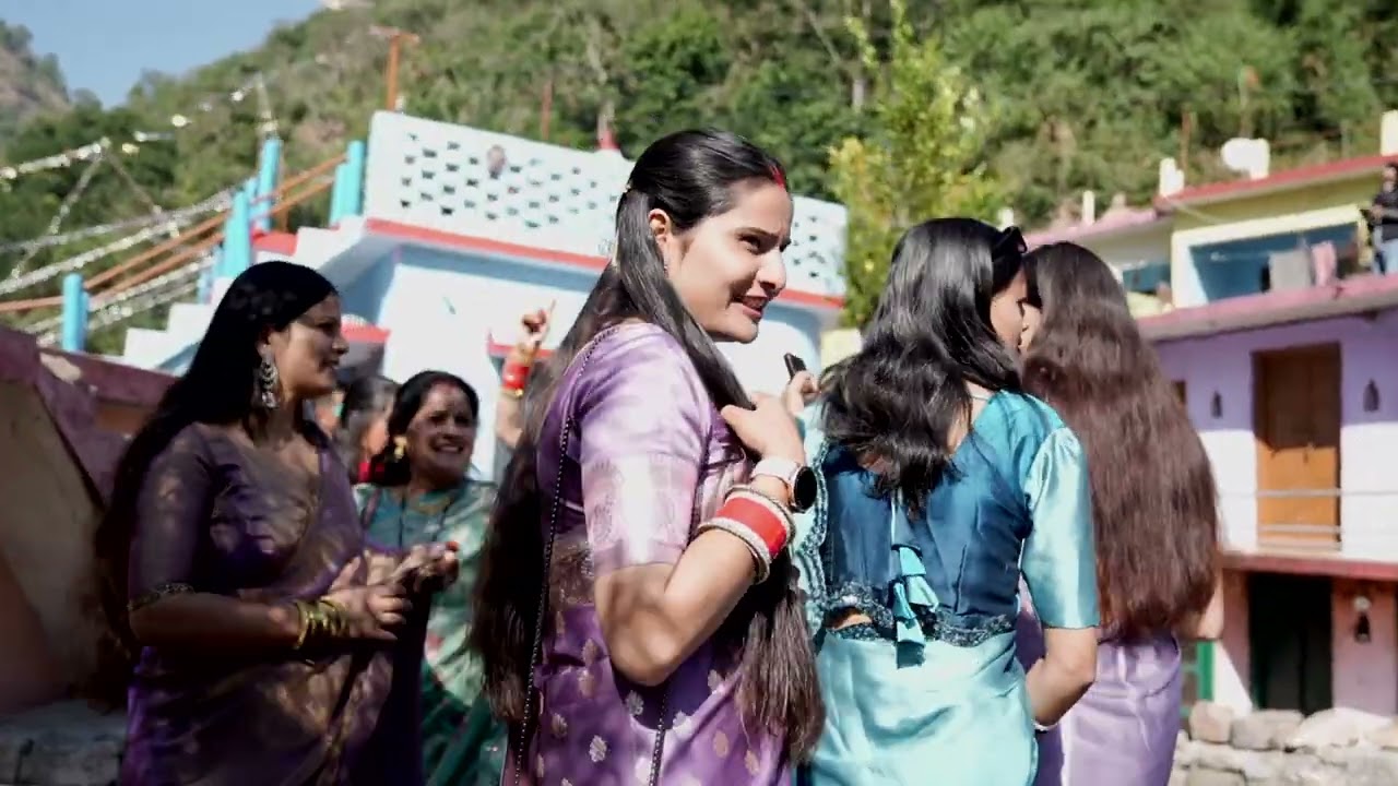 पहाड़ी शादी: उत्तराखंड की पारंपरिक शादी और रीति-रिवाजों के लिए  का वीडियो देख सकते हैं. 3 