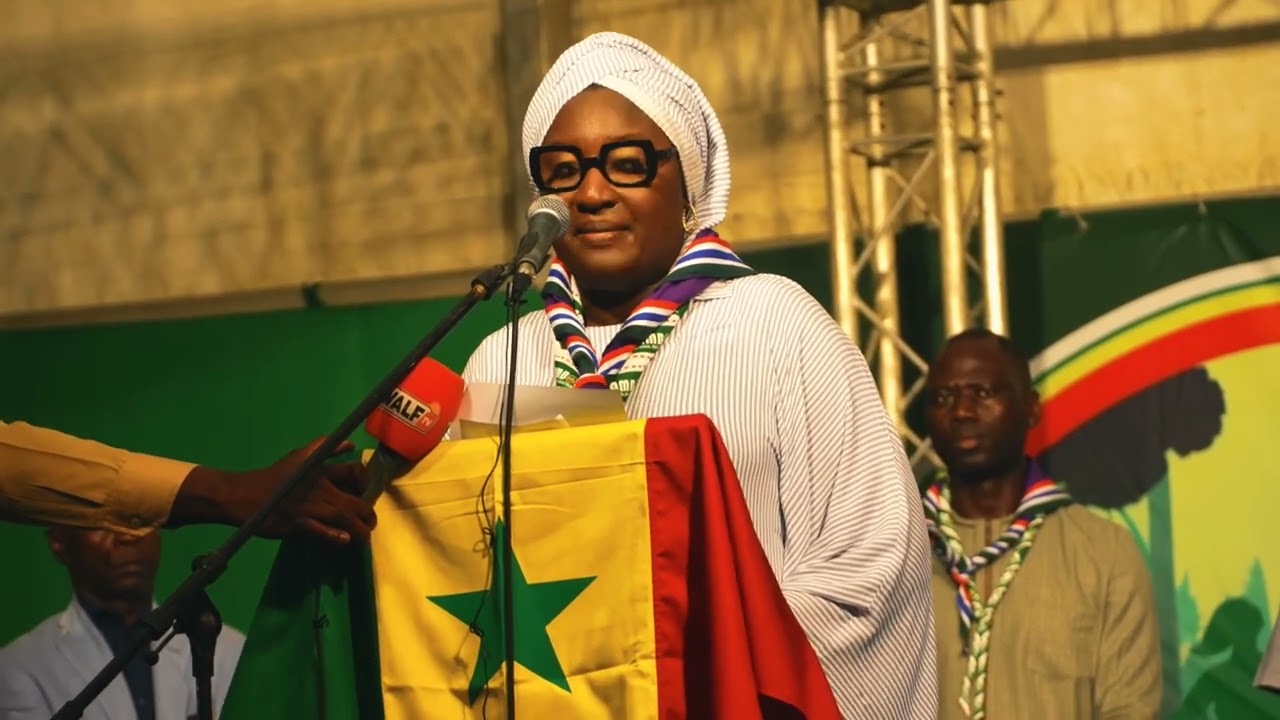 1ere édition du Jamboree au Sénégal - Mme le Ministre Khady Diène GAYE avec les Scouts