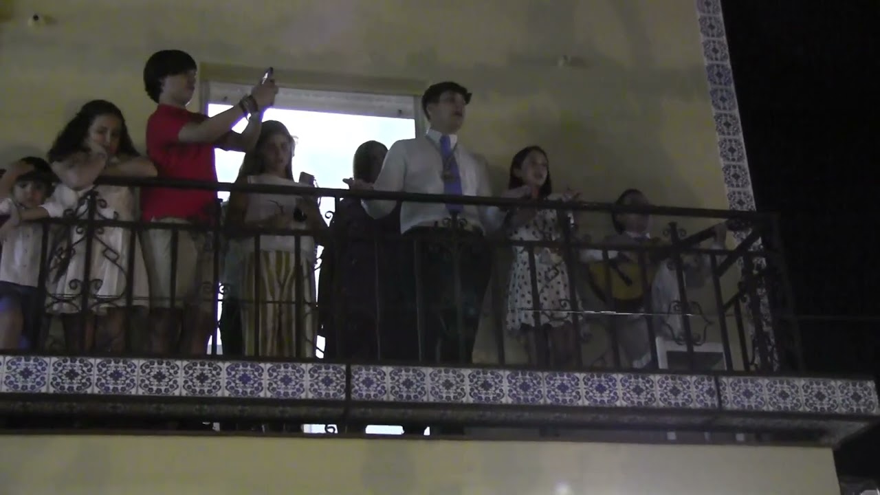 Jóvenes cantando a la Virgen de las Nieves de Benacazón en El Carpio || 5 de agosto de 2023