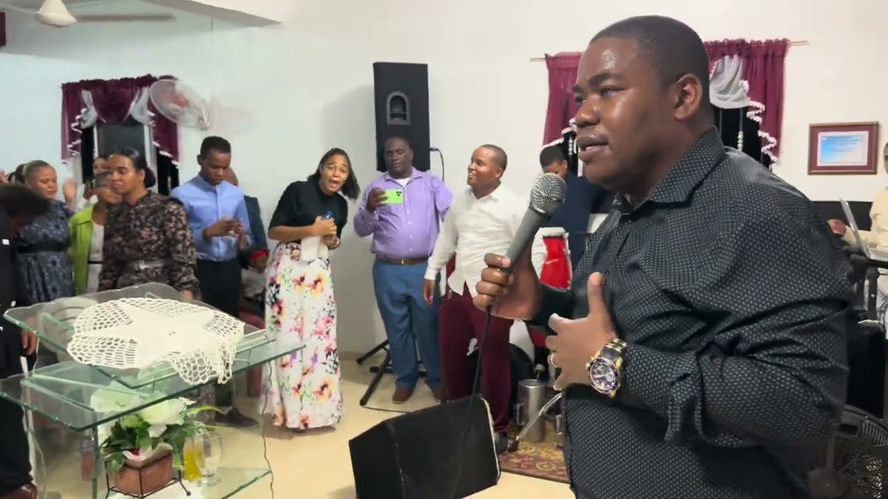Pastor  Hidequel Sebastián canta adoraciones muy fuerte #suscribete # jueves de guerra