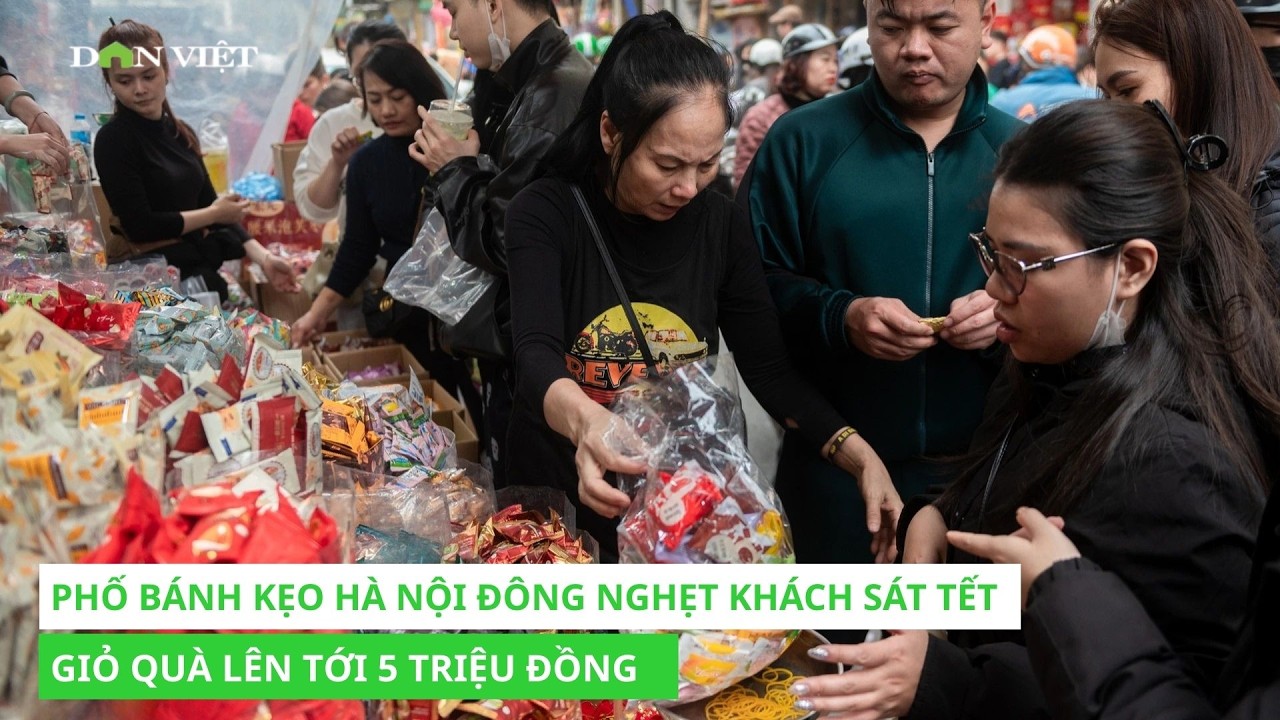 Phố bánh kẹo Hà Nội đông nghẹt khách sát Tết, giỏ quà lên tới 5 triệu đồng