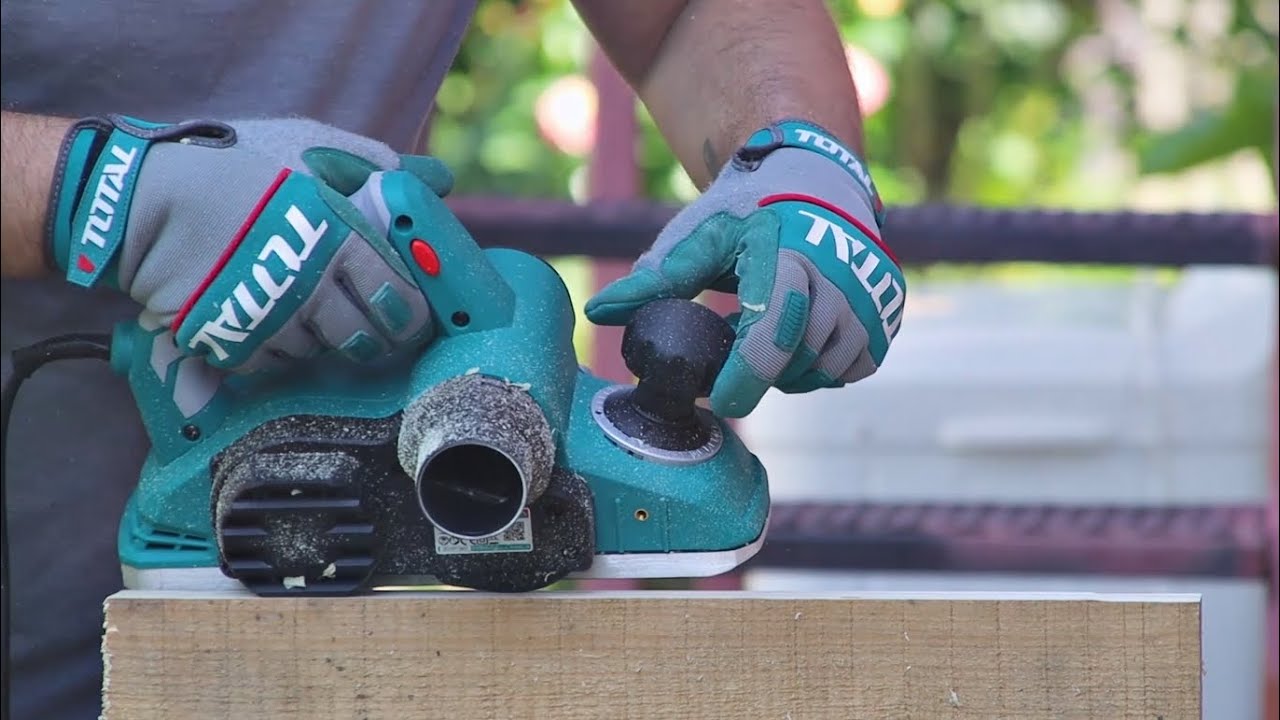 TOTAL Electric planer 1050W - TL1108236 - Brief working demo