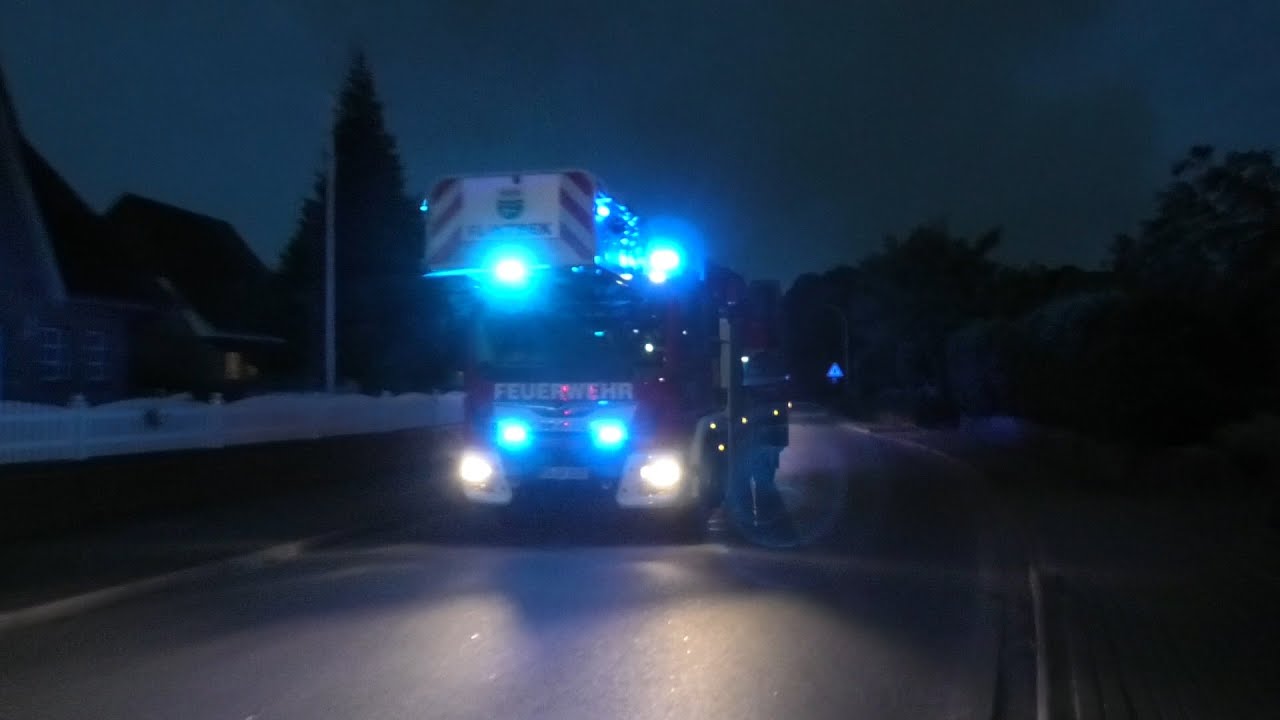 [Brennt Reetdachhaus - Neue DLK] Löschzug Freiwillige Feuerwehr Flintbek