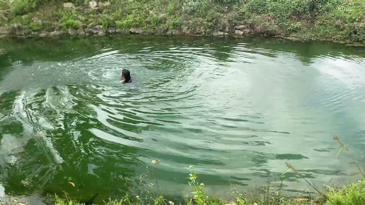 Niềm vui của em là làm cô gái thư giãn trong nước