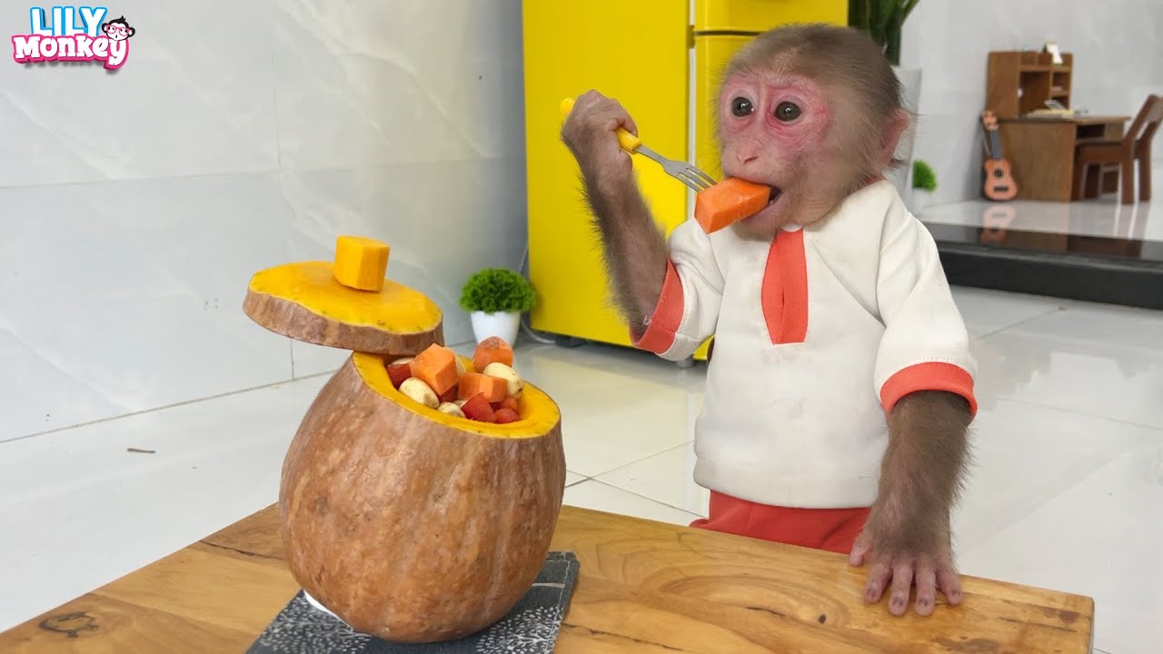 Monkey Lily helps dad make steamed pumpkin with lotus seeds