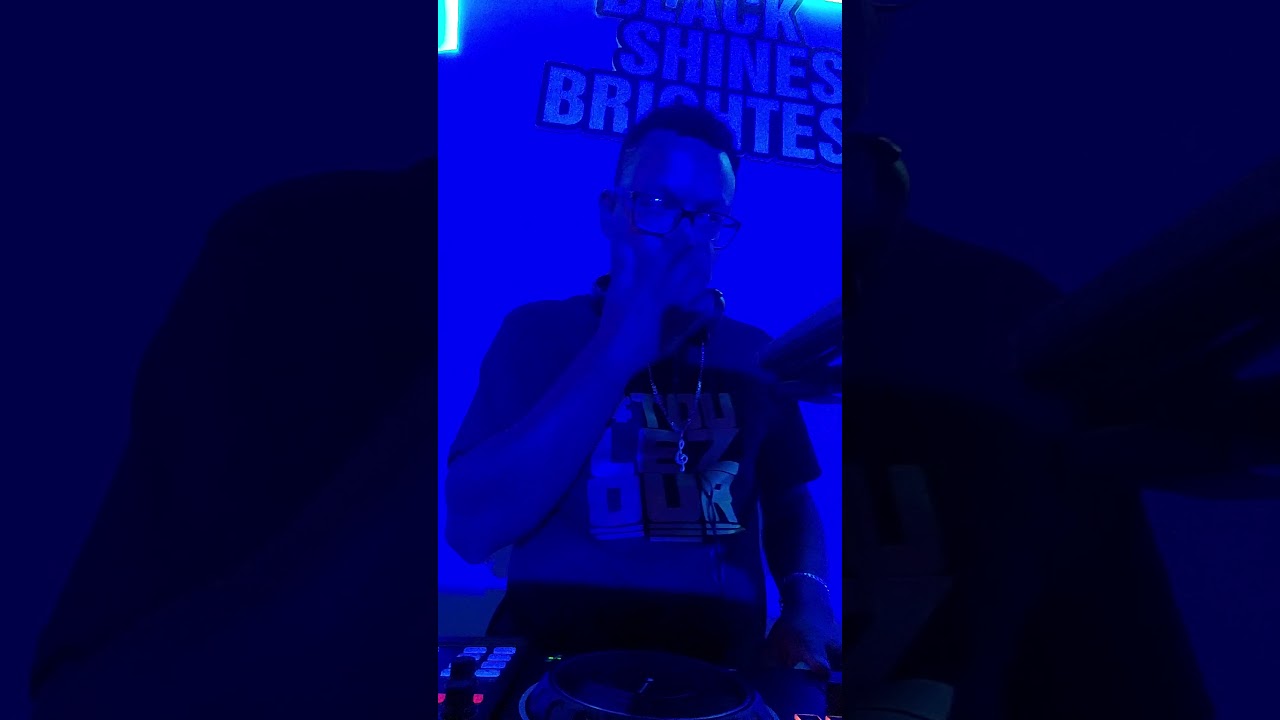 Dj Lenny 🔥 @BackstageSeychelles #Guiness_Smooth #TribiGigi #Toulezour 💥