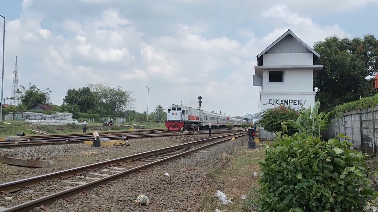 kereta api airlangga melintas stasiun Cikampek 