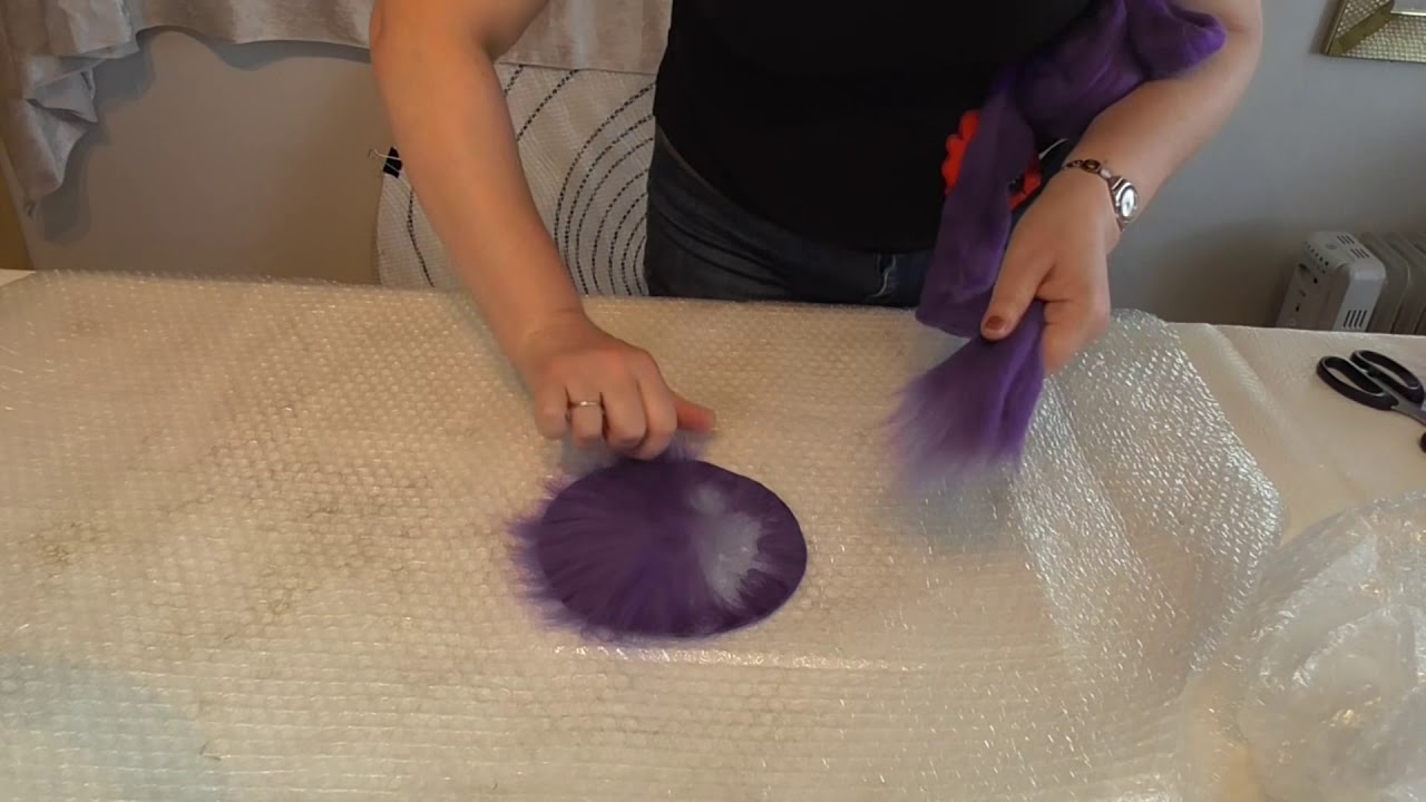 Валяние цветка на круглом шаблоне