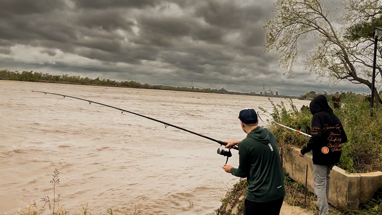 TREMENDA Pesca Bajo la Lluvia 😲⛈️ ¡ El Río Picado SE LLEVO una LANCHA ! Este lugar no falla 😃🎣