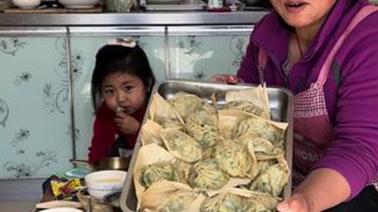 第一次包海虹的包子真好吃，好鲜呐，彤彤吃了四个包子 #记录真实生活