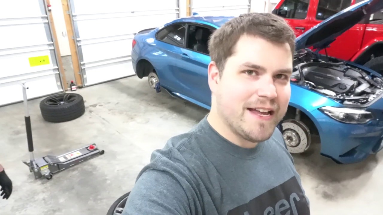 Замена тормозных колодок, тормозных магистралей и тормозной жидкости в BMW M2 2018 года.