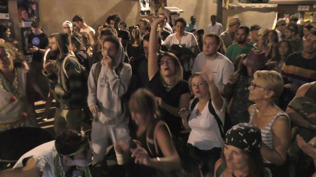 FESTIVAL AURILLAC 2017 : Batucada, filles pieds-nus, ambiance de nuit