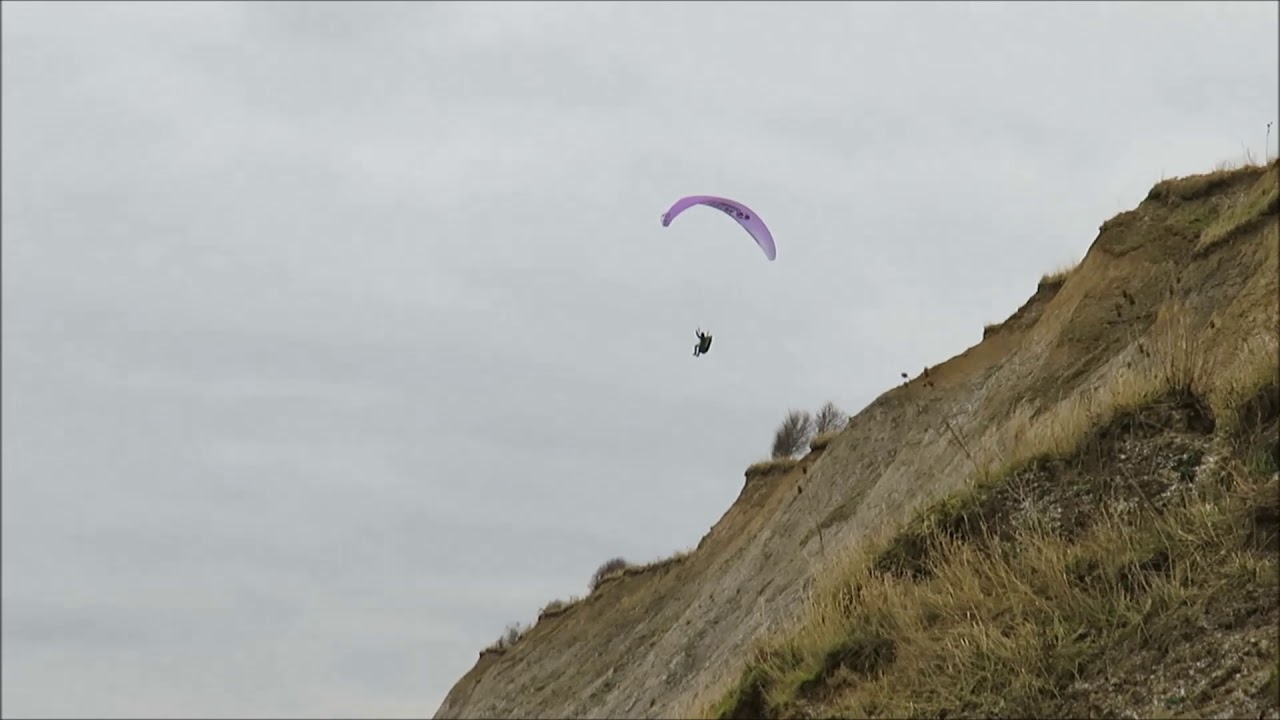 Gleitschirmflieger an der Steilküste Stohl