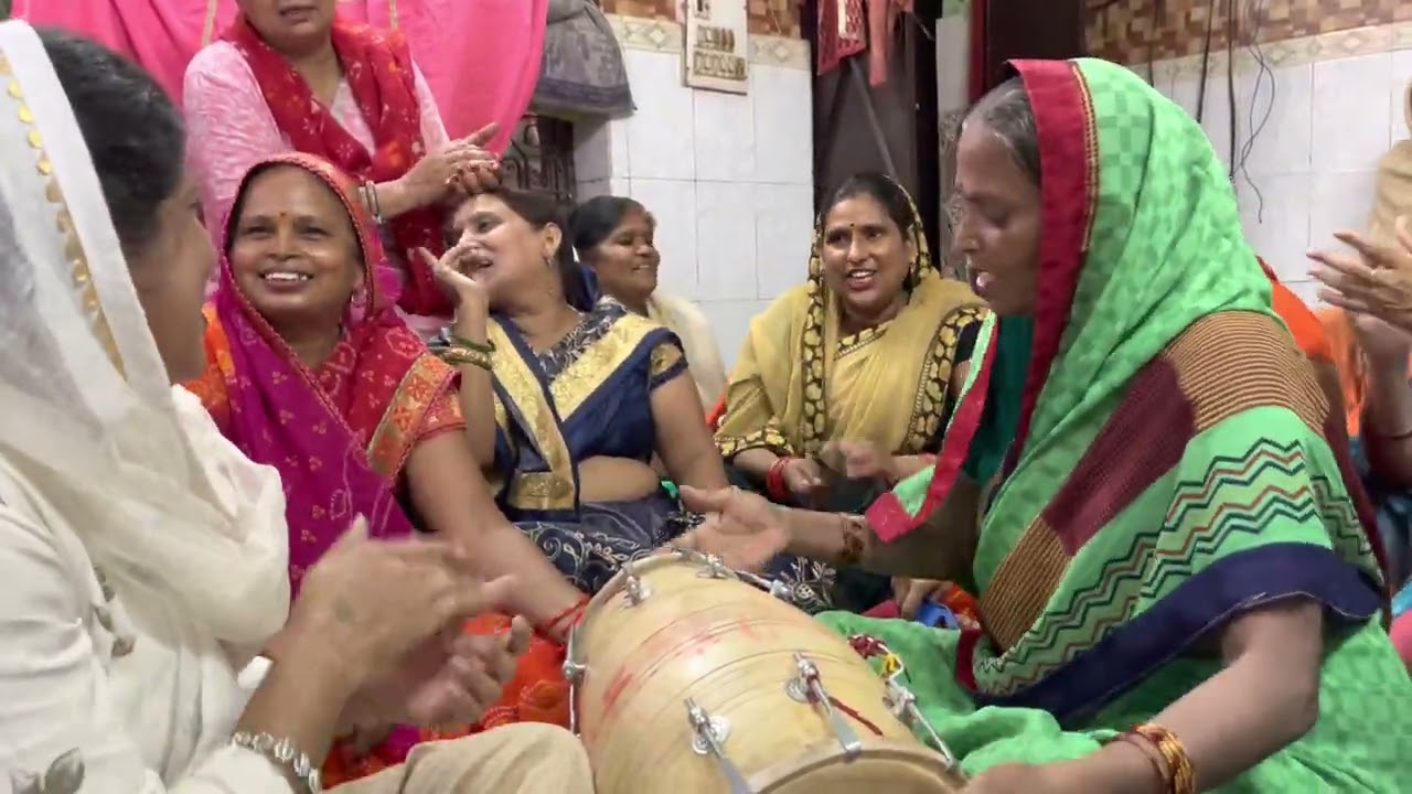 कुछ लेती ना देती बुलाय लेती