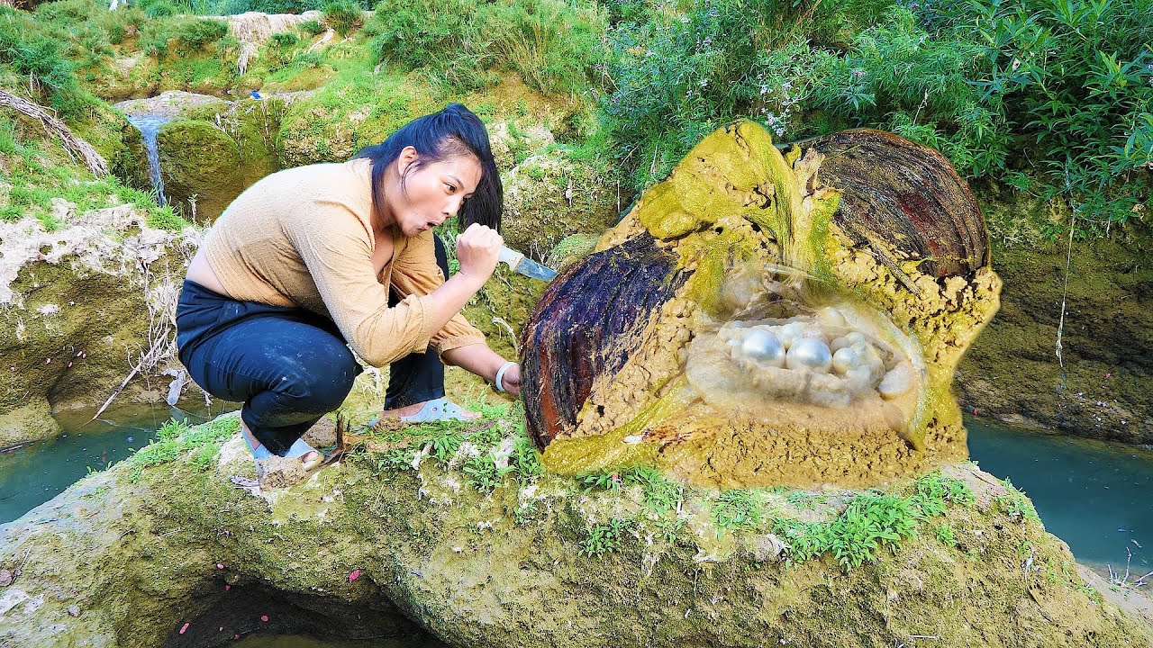 Two incredible oysters guard the oversized pearls! Multi layer protection is very difficult to open