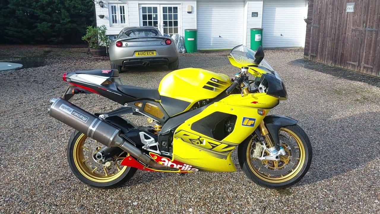 Мотоцикл Aprilia RSV1000 Mille R продается в компании Sargents of Sussex.