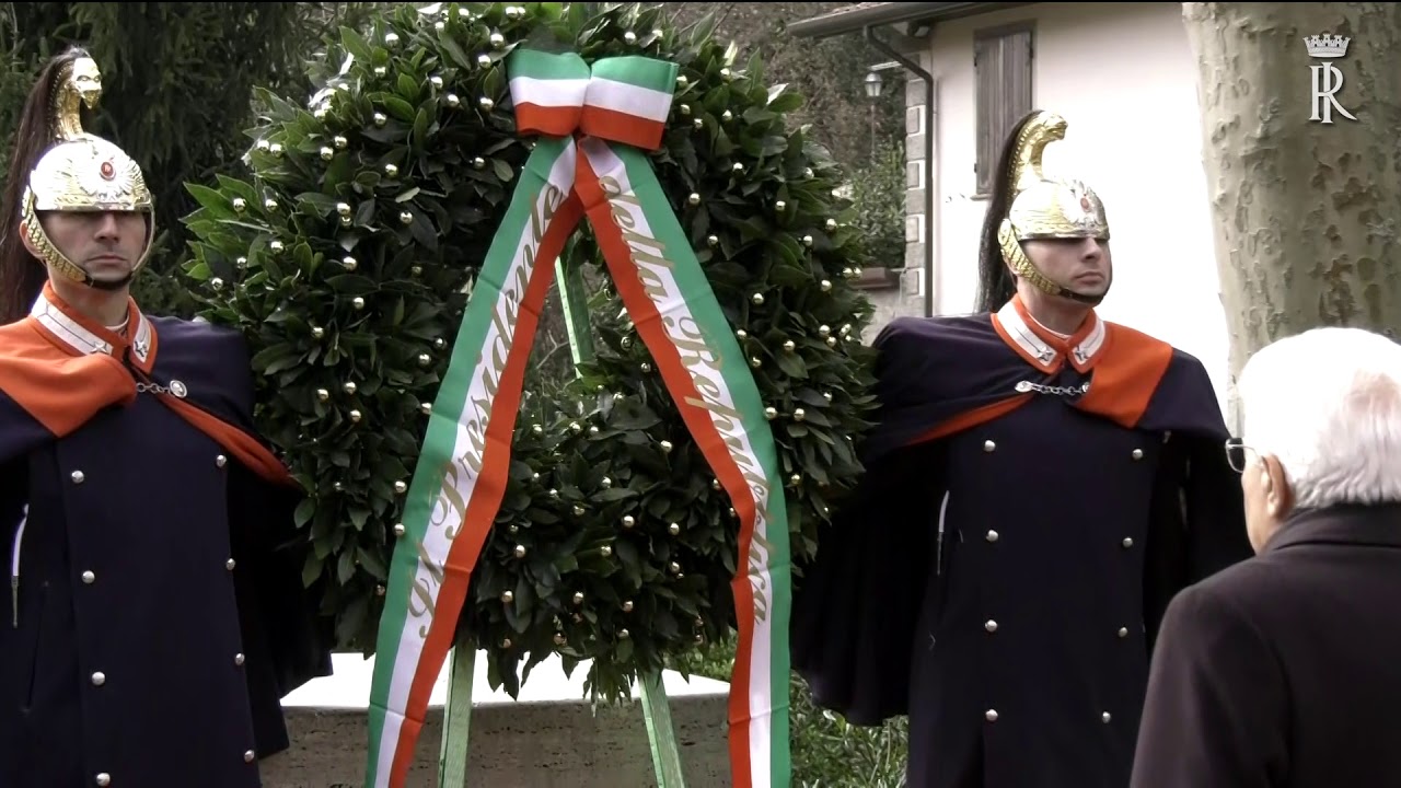 Il Presidente Mattarella depone una corona di fiori a Sant’Anna di Stazzema