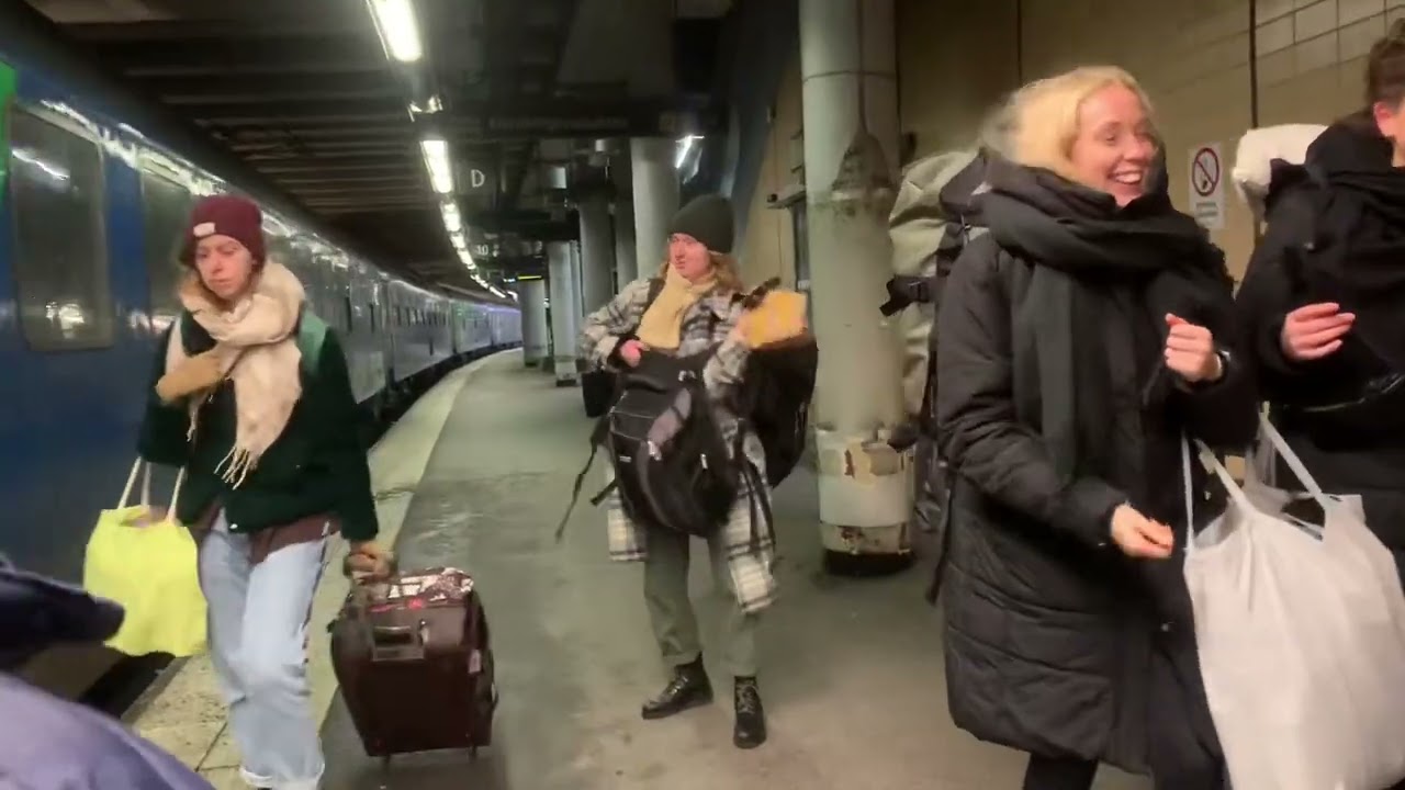 En lång video med många utrop på Stockholms Centralstation.