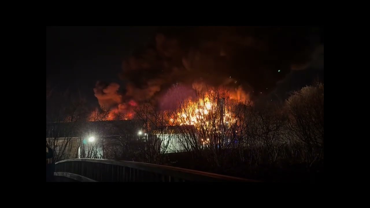 В Бирмингеме в результате крупного пожара на место происшествия были направлены 13 пожарных машин...