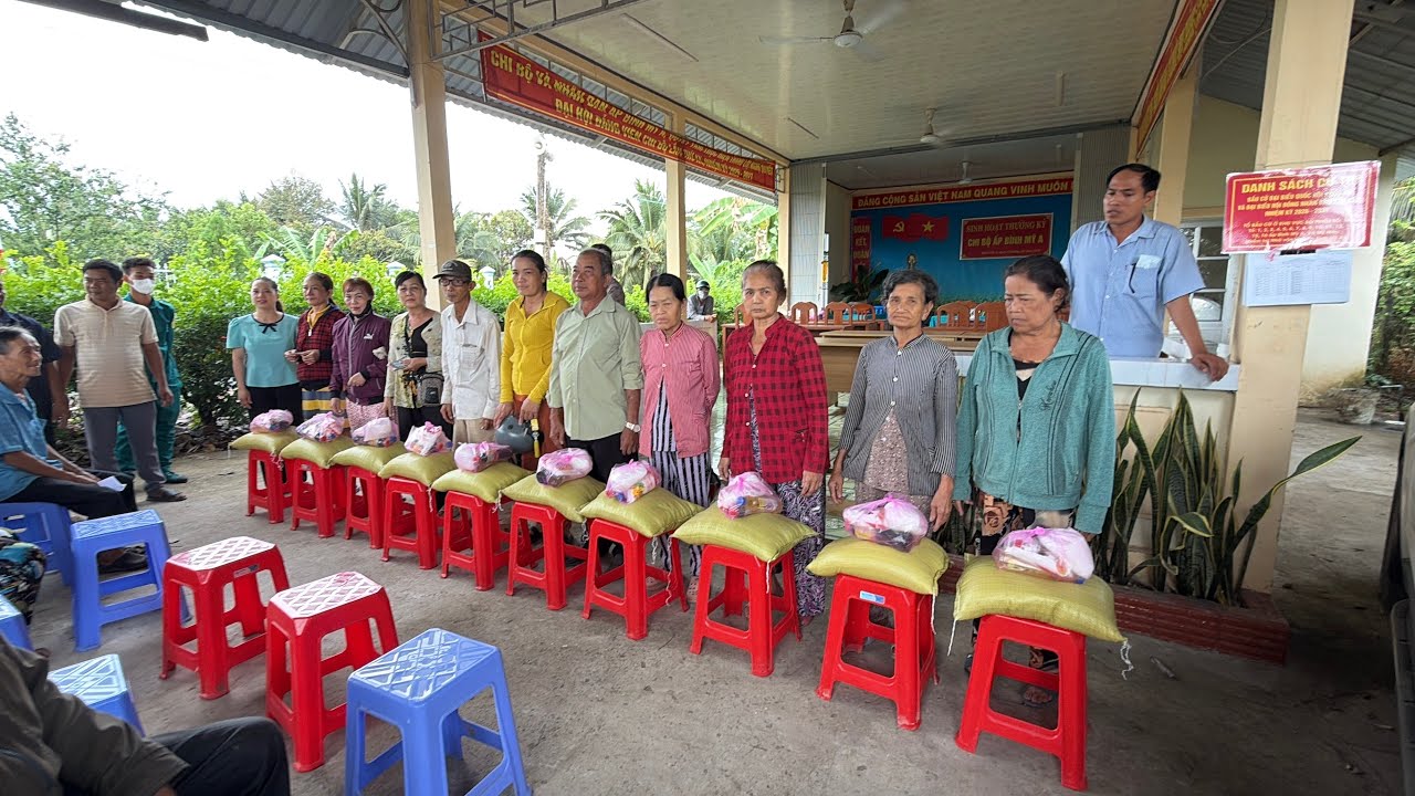Hôm nay Ấp mời bà con đến phát quà-Cảm ơn Quý Cô Chú ở Úc đã hướng về người dân miền quê VN