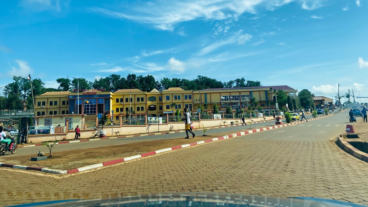Balade dans la ville de BAFOUSSAM en voiture (Marché C, Marché B, Kamkop) - Ouest Cameroun