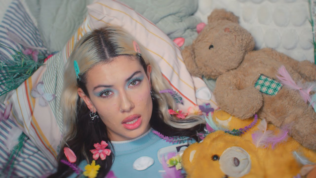 Nieve Ella - Sweet Nothings (Official Visualiser)