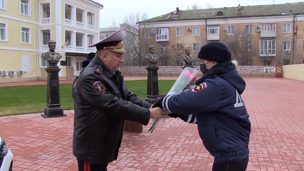 Решительную и смелую блондинку в погонах в Волгограде наградили за успешную операцию