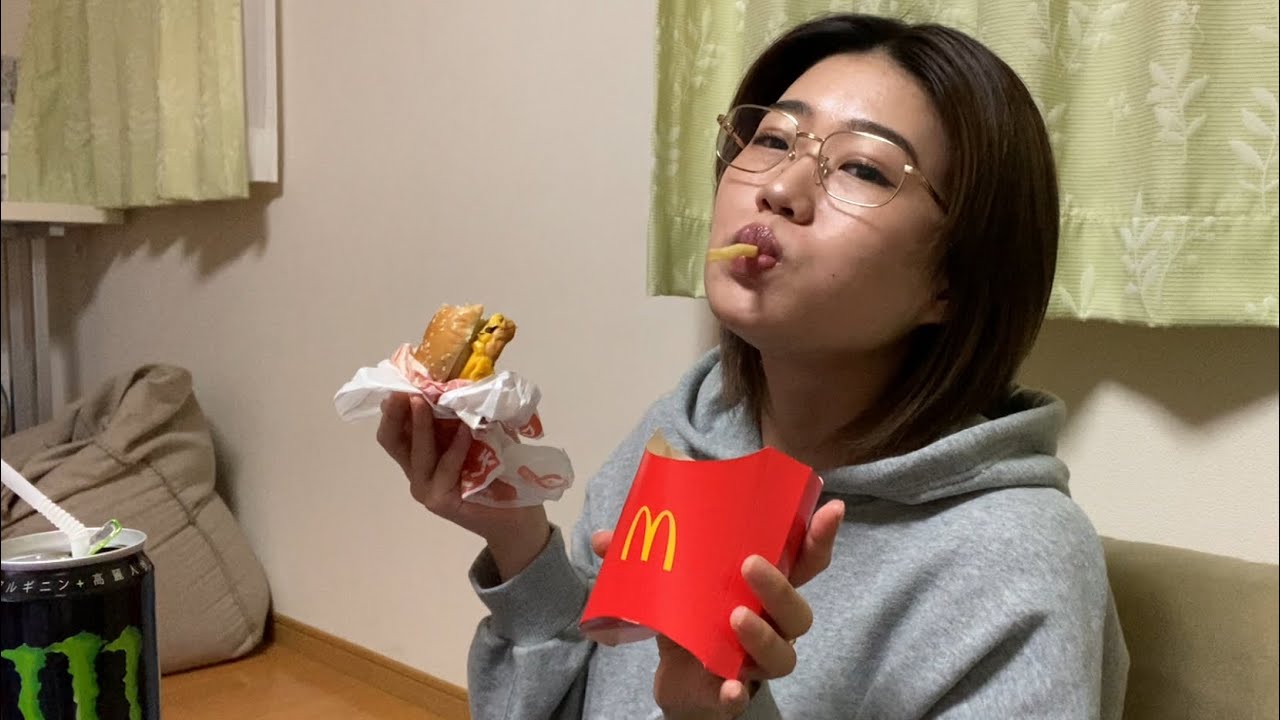 月見バーガーとチョコパイとそぼろご飯と私🌙