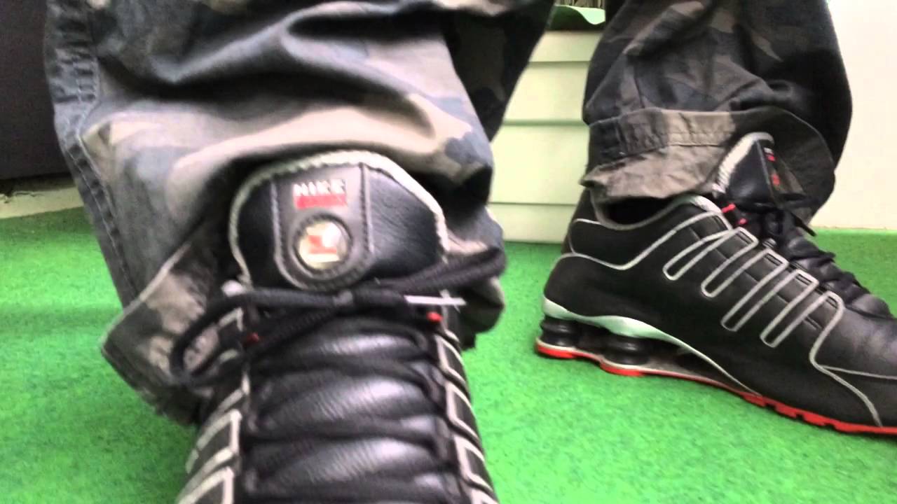 Black NIKE SHOX NZ sneaks on foot