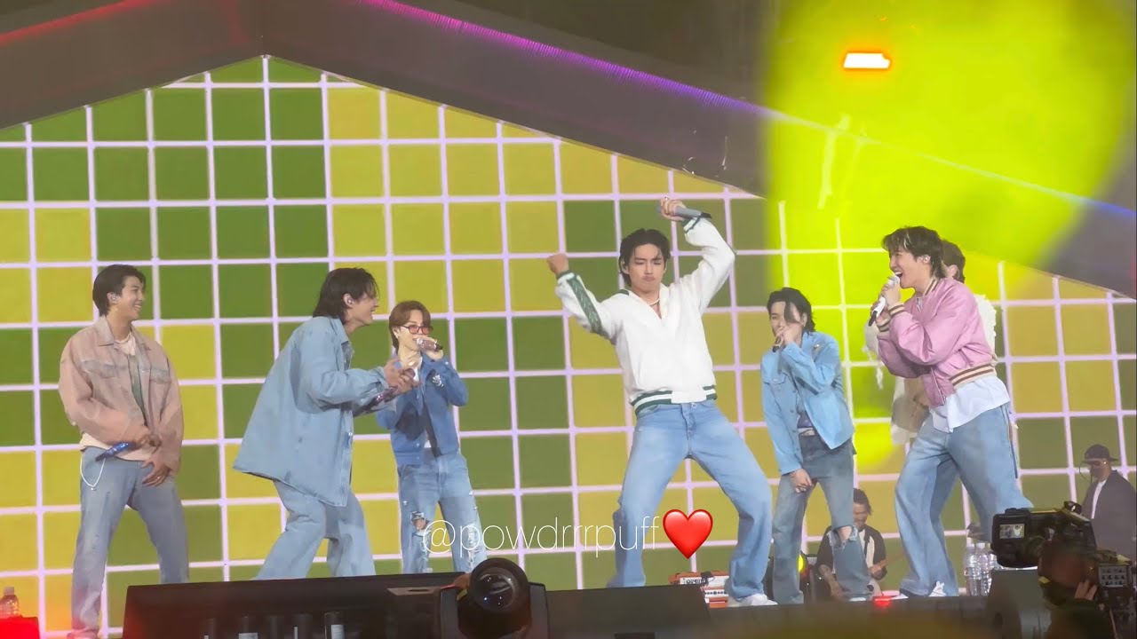 221015 - FANCAM - Dynamite - BTS @ YET TO COME BUSAN