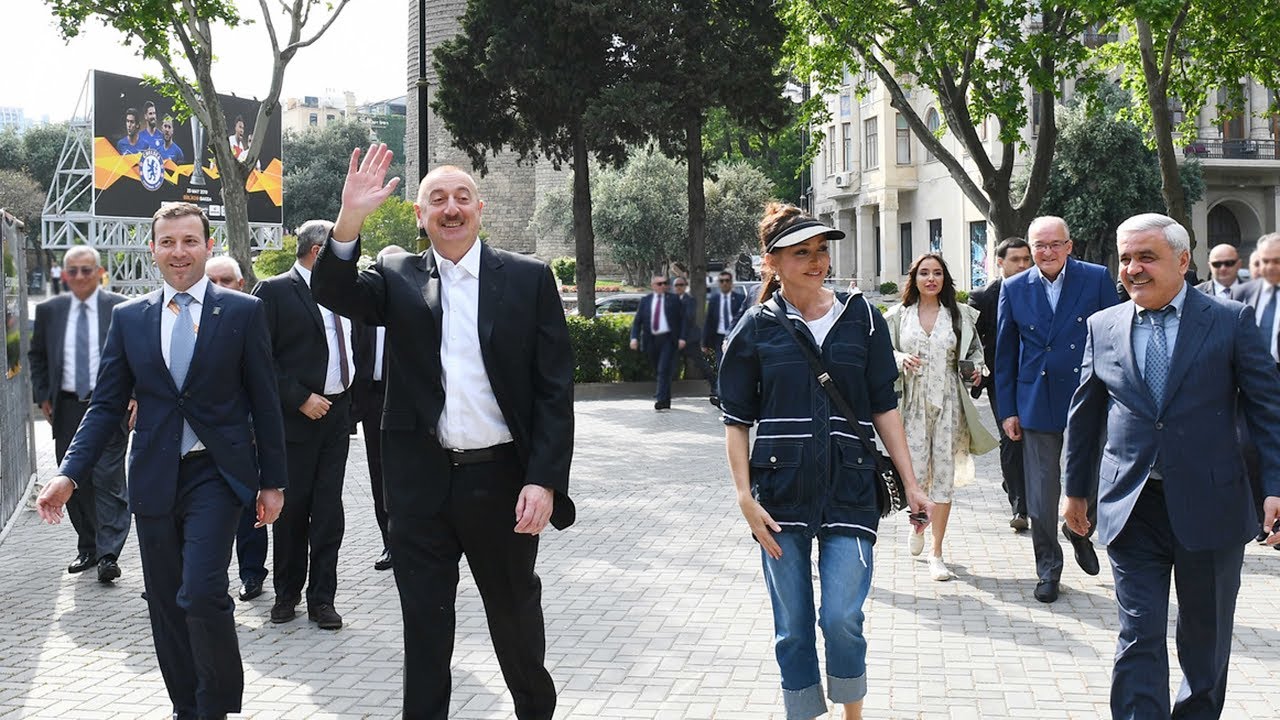 İlham Əliyev Dənizkənarı Milli Parkda gəzintiyə çıxıb