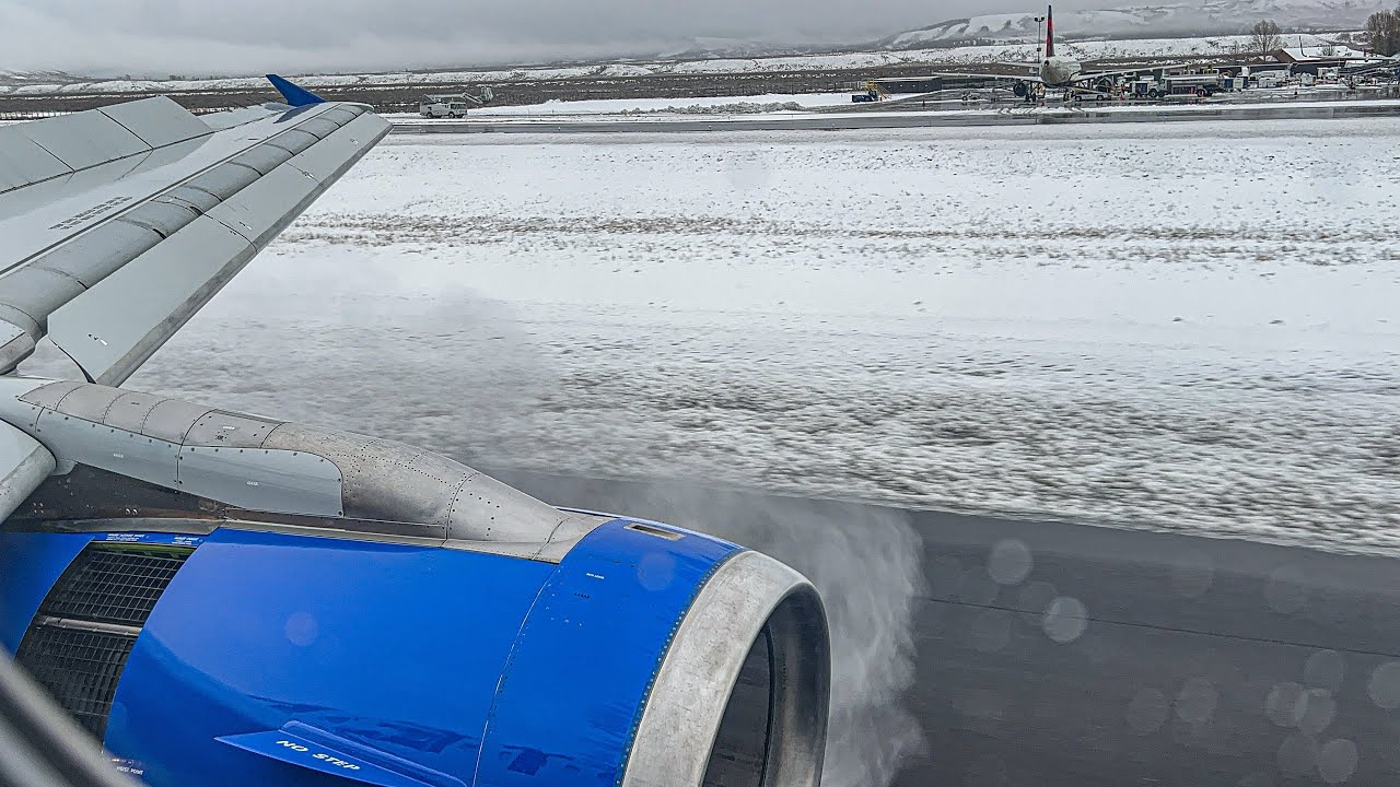 United Airlines Airbus A320-232 Wet & Snowy Landing in Jackson Hole, WY ~ KJAC
