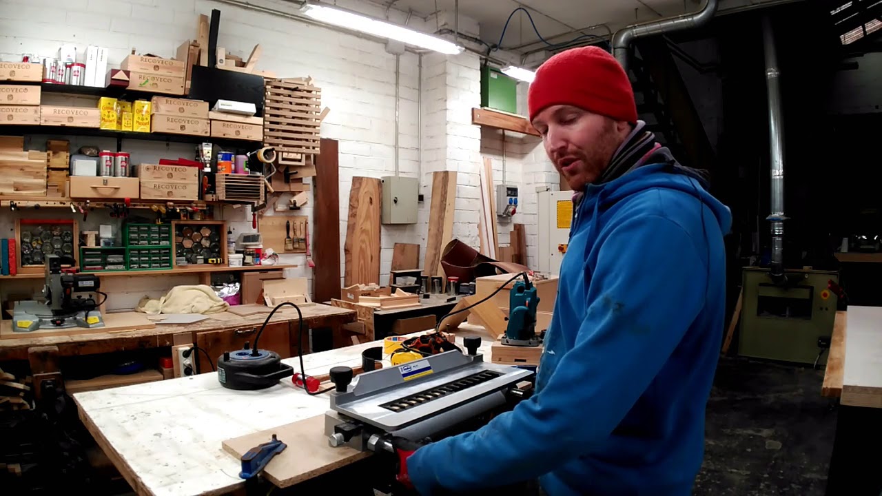 Micromundo explains the Virutex FR160P router and dovetailing jig