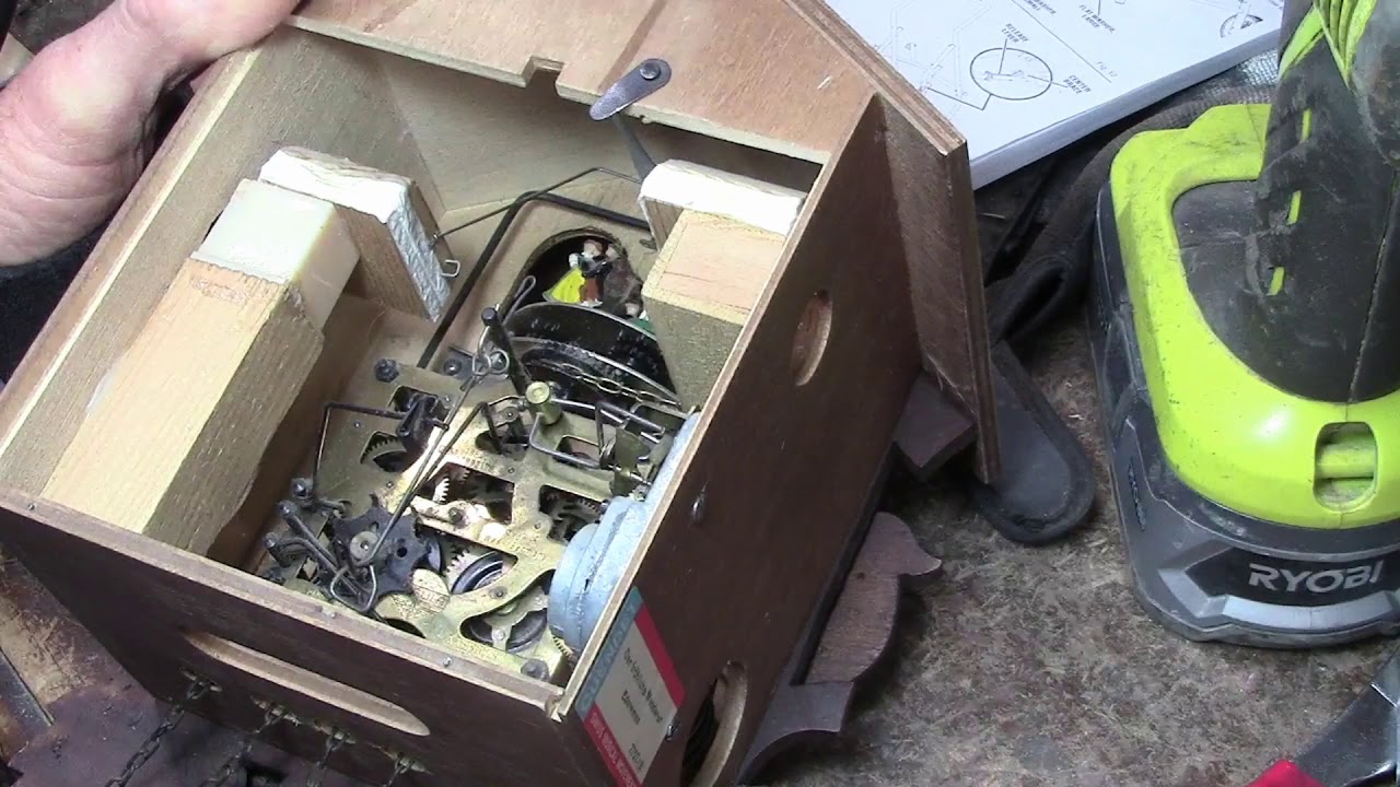 Cuckoo clock repair, first time inside a cuckoo clock trying to get it to work, so many small parts