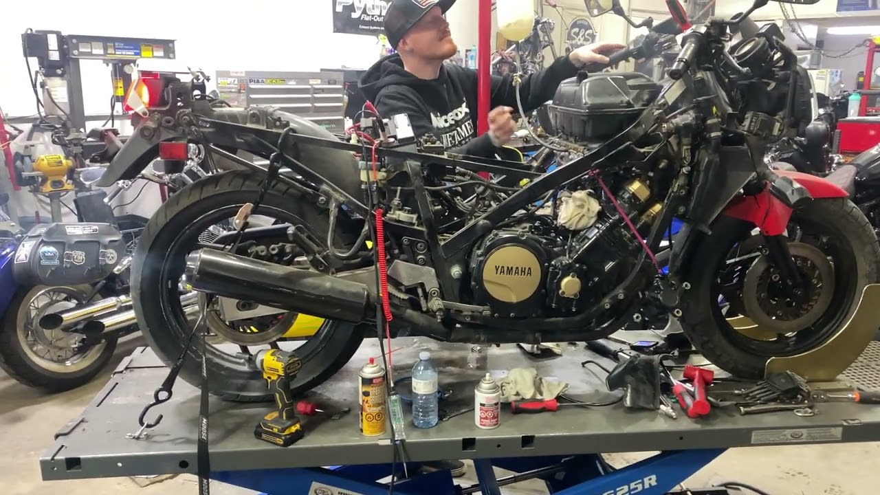 1985 Yamaha FZ 750 First start in over 15 years.