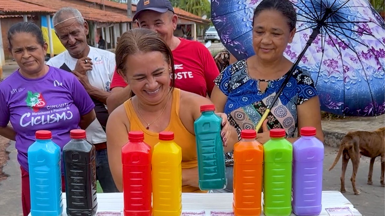 No desafio da garrafa colorida, acertar a cor certa garante dinheiro.