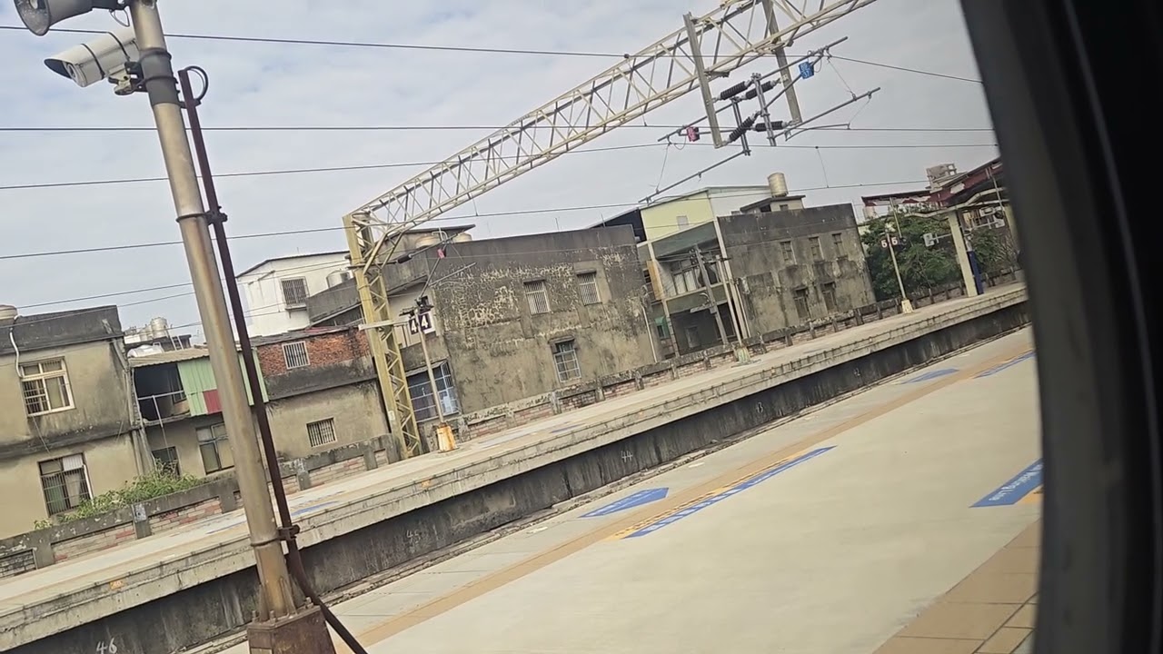 117次基隆發車經由山線開往潮州EMU3000型十二輛編組EMU3032皮蛋豆腐騰雲號綠色帶新城際自強號列車，和2173次基隆發車經由山線開往嘉義銀綠色微笑號EMU900型十輛一編組EMU921區間車