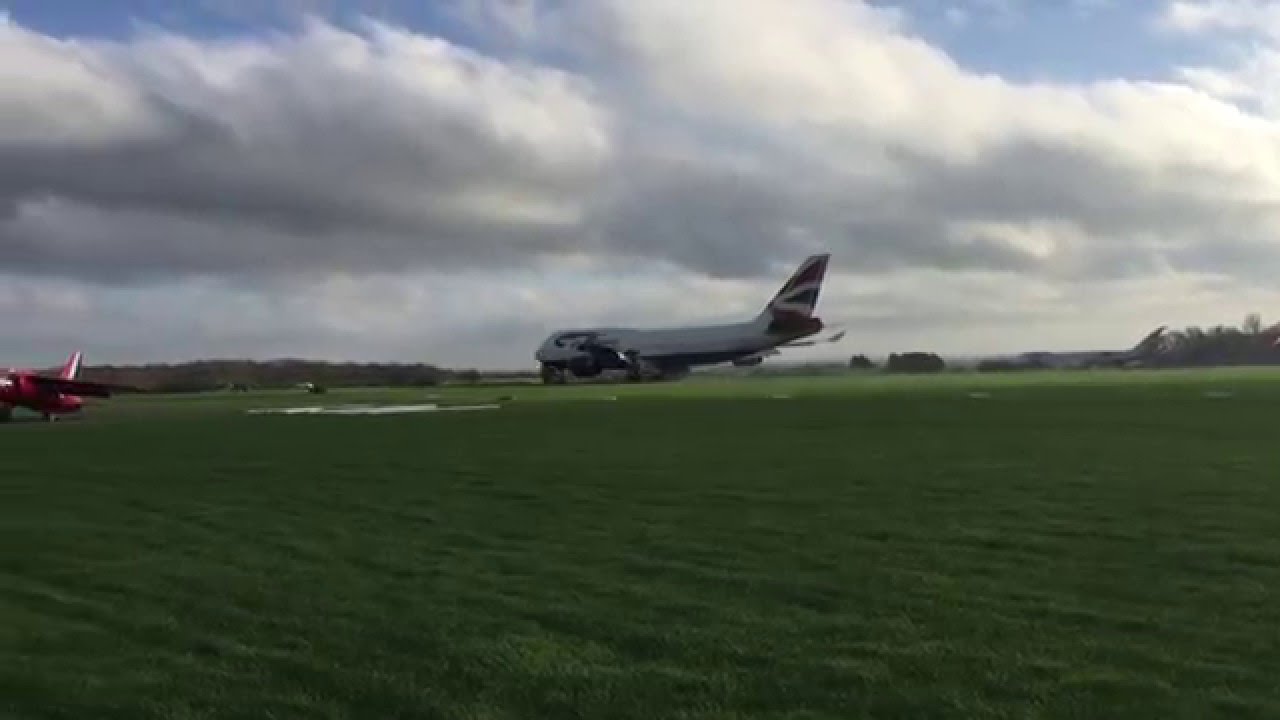 747 final (very short) landing at Cotswold Airport