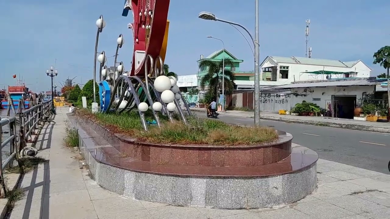 bờ kè ở cản Mỹ tho nói dày sông nước cây cảnh đẹp,.