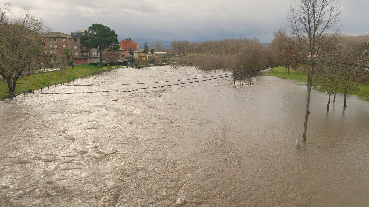 El río Cúa inunda las márgenes a su paso por Cacabelos