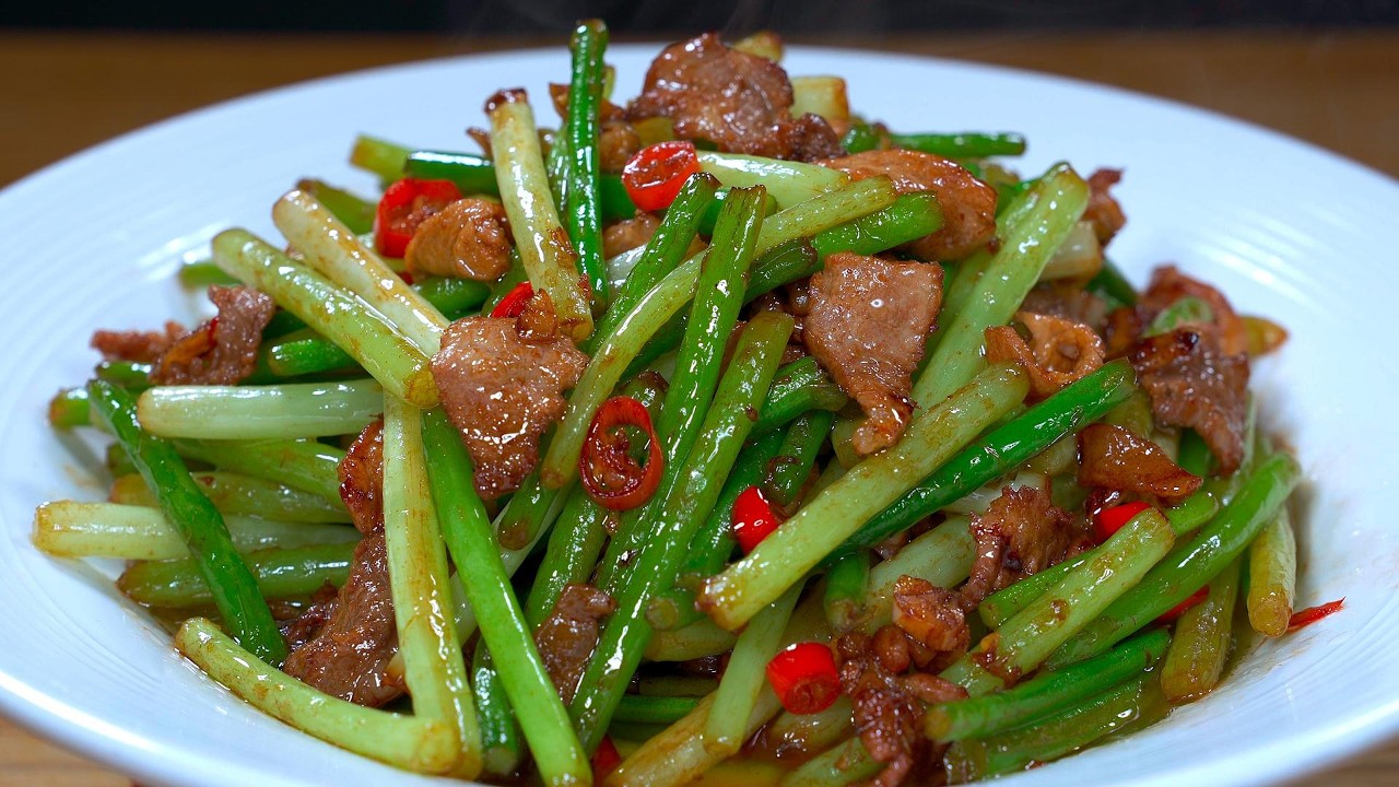 这是我家最爱吃的家常下饭菜，蒜苔炒肉，咸香的猪肉，脆嫩入味的蒜苔，春天的味道，太好吃了#like #家常菜 #food #美食分享日常