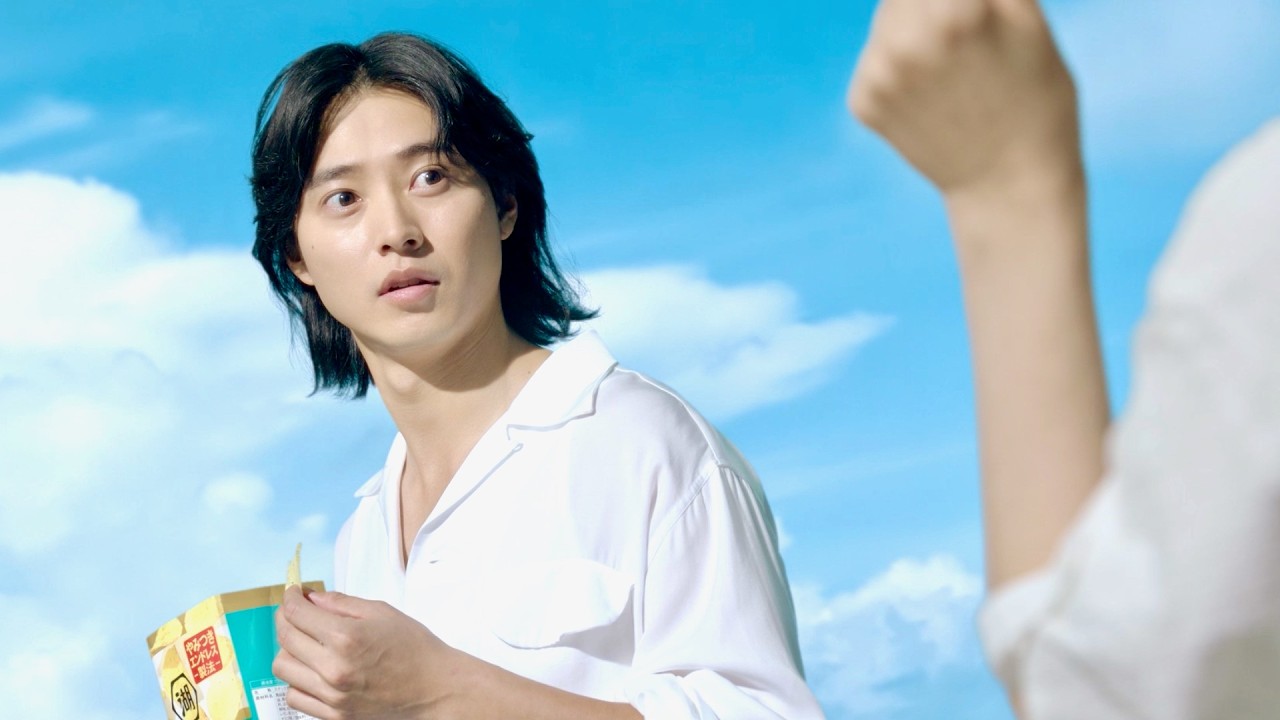山崎賢人、新木優子のホタテ使いに笑いをこらえて平静顔／湖池屋プライドポテト CM＋インタビュー＋メイキング