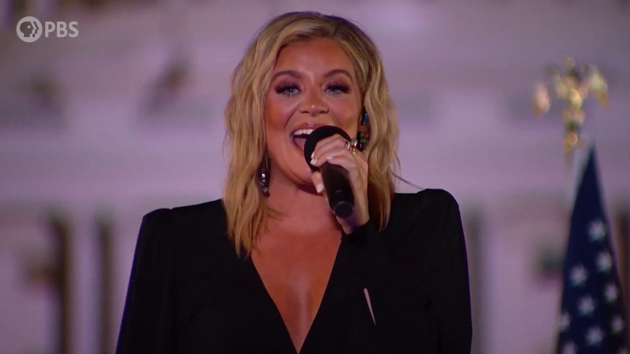 Lauren Alaina Performs 